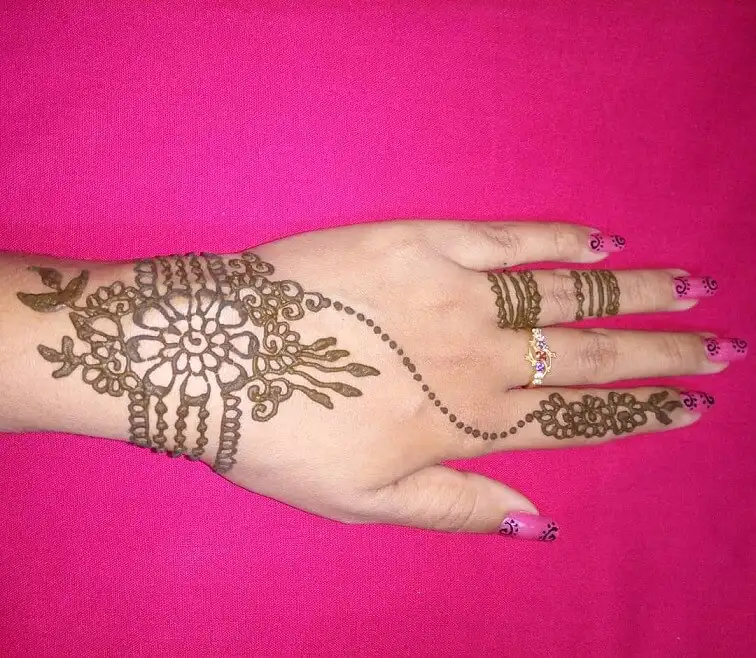 henna back hand mehndi design
