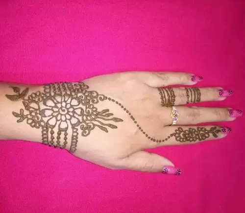 henna back hand mehndi design